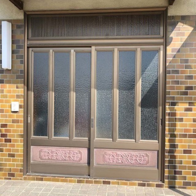 施工前：長年使用されてきた玄関ドアです。の画像