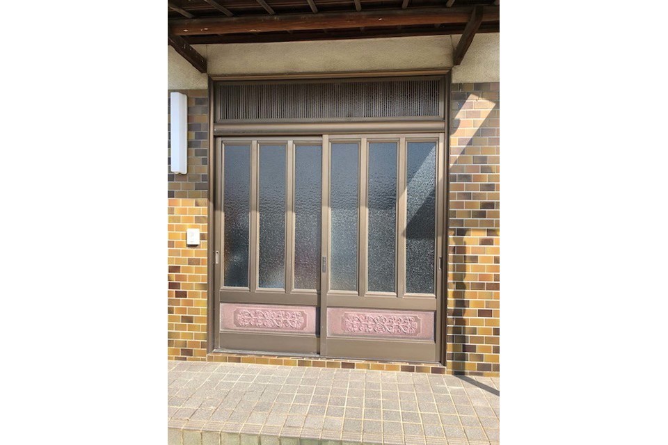 施工前：長年使用されてきた玄関ドアです。の画像