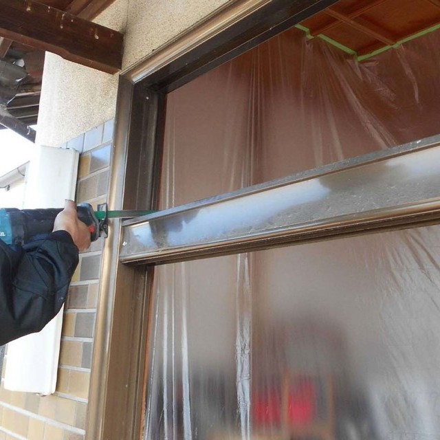 施工途中②：既存の玄関ドアのランマ部分の枠を撤去の画像