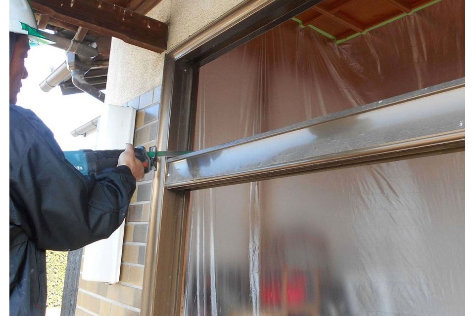 施工途中②：既存の玄関ドアのランマ部分の枠を撤去の画像