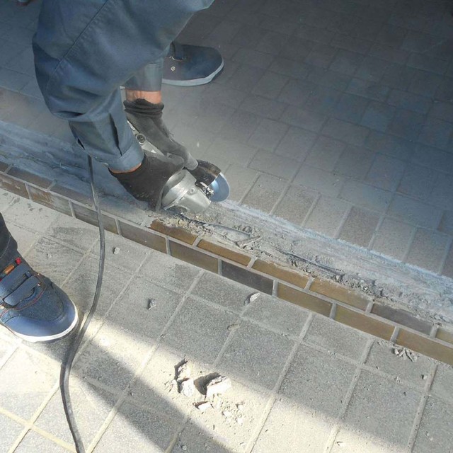 施工途中③：下枠部分をキレイに削り、段差ができないように調整。の画像