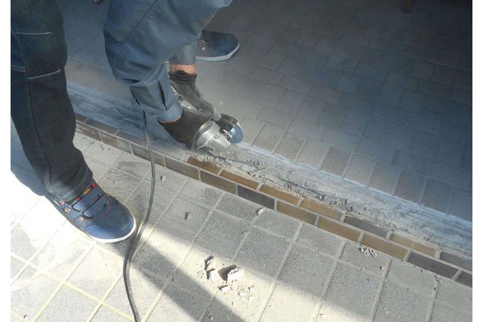 施工途中③：下枠部分をキレイに削り、段差ができないように調整。の画像