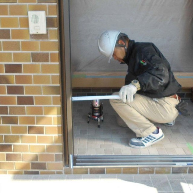 施工途中④：新しい玄関ドア枠をつける前に、水平・垂直を細かくチェック。の画像