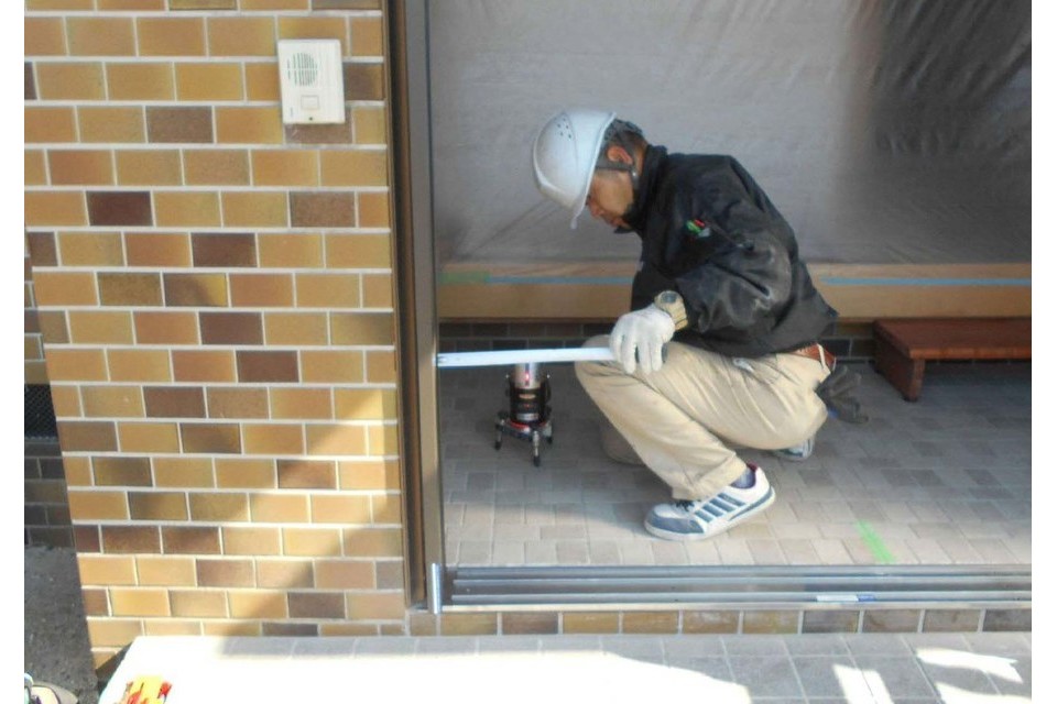 施工途中④：新しい玄関ドア枠をつける前に、水平・垂直を細かくチェック。の画像