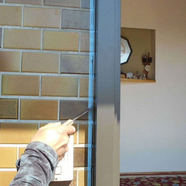 施工途中⑩：外部材をシーリングで仕上げ処理中。の画像