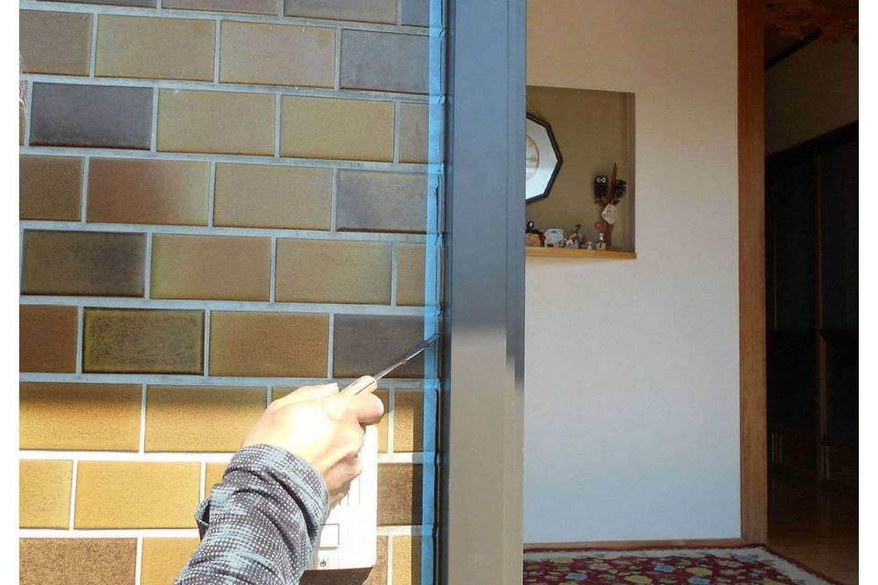 施工途中⑩：外部材をシーリングで仕上げ処理中。の画像