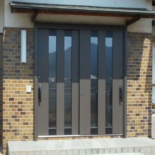 施工後：採光も防犯性もアップした玄関ドアに生まれ変わりました。の画像