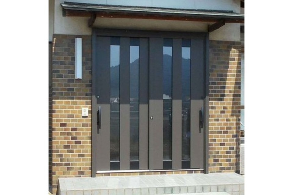 施工後：採光も防犯性もアップした玄関ドアに生まれ変わりました。の画像