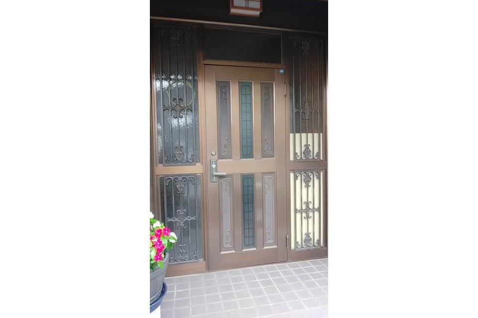 施工前:両袖ランマ付きの玄関ドアで、断熱性が気になっていました。の画像