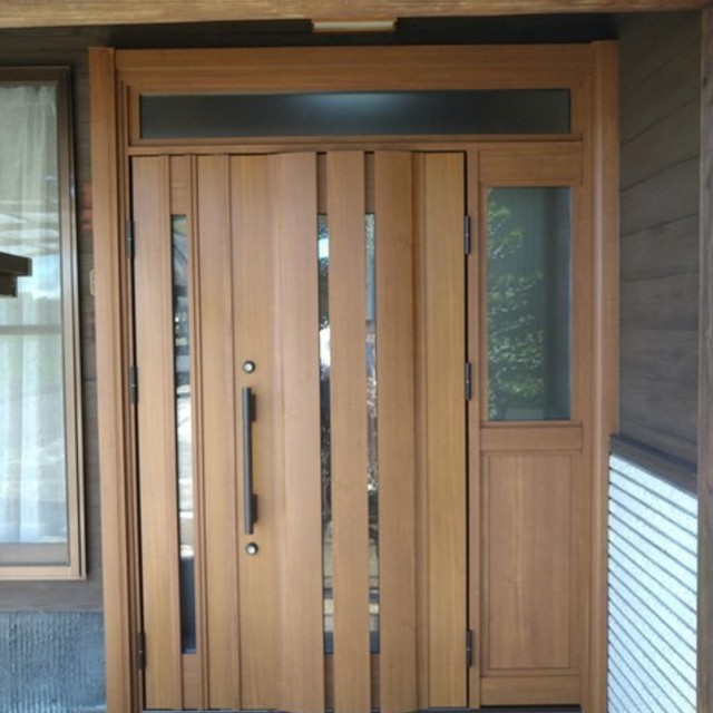 施工後:片袖ランマ付き親子ドアに交換し、木目調パネルで高級感と断熱性が向上しました。の画像