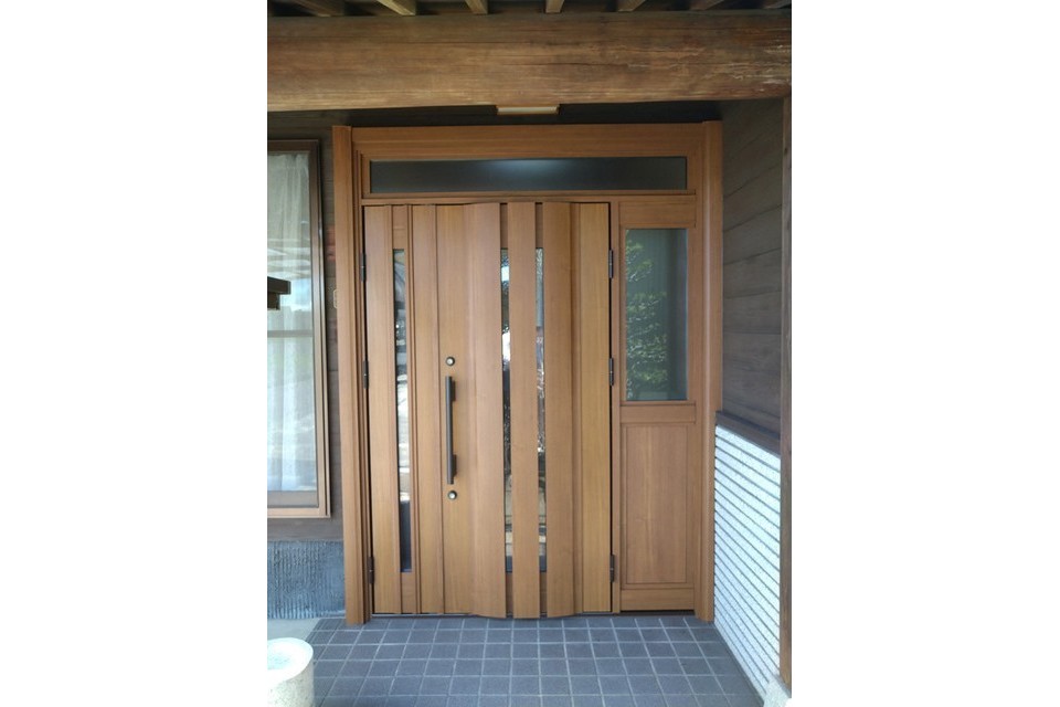 施工後:片袖ランマ付き親子ドアに交換し、木目調パネルで高級感と断熱性が向上しました。の画像
