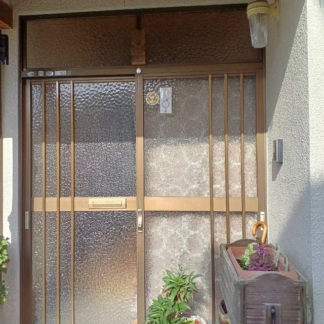 施工前:建付けのズレやすき間風が気になり、使い勝手と断熱性にお悩みでした。の画像