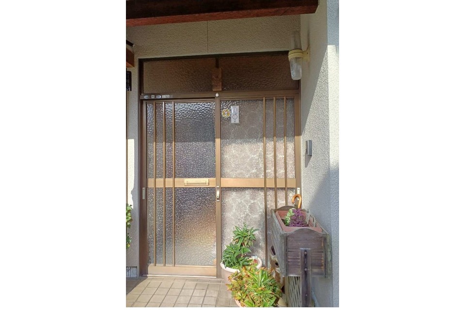 施工前:建付けのズレやすき間風が気になり、使い勝手と断熱性にお悩みでした。の画像