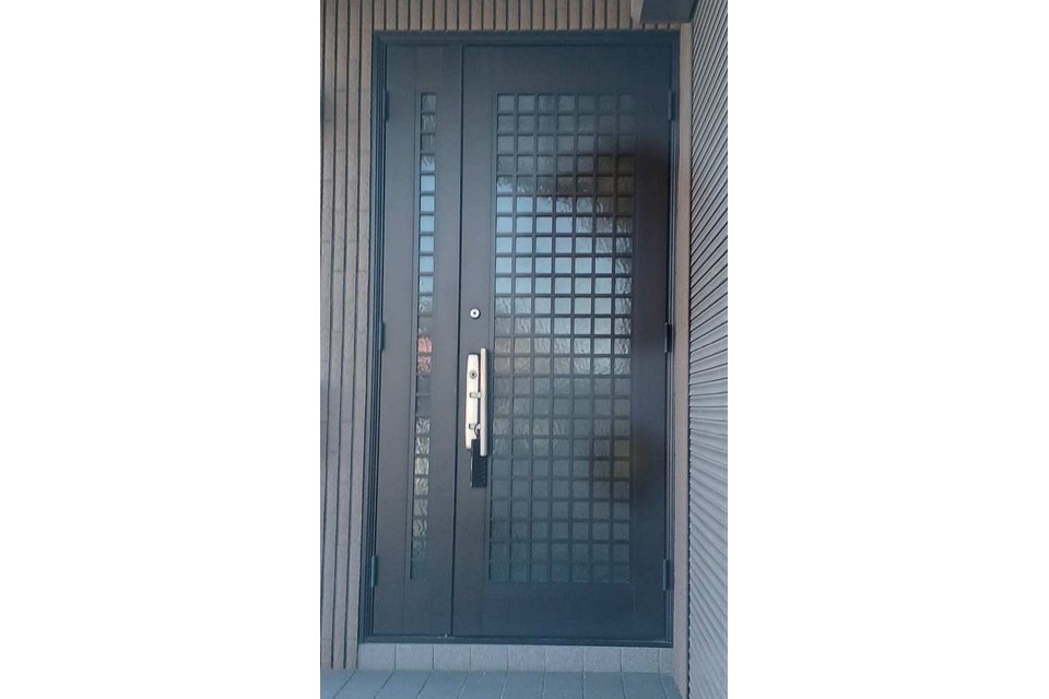 施工前:落ち着いたデザインの玄関ドアで、長年大切に使用されてきました。の画像