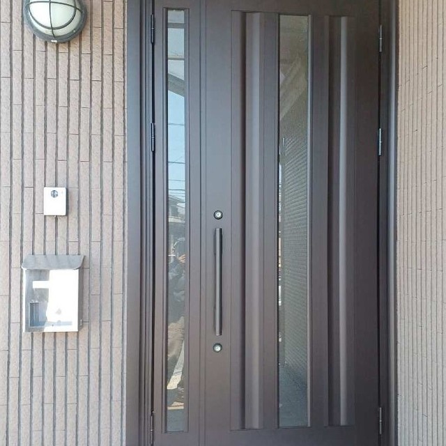 施工後:スタイリッシュなデザインの玄関へと生まれ変わりました。の画像