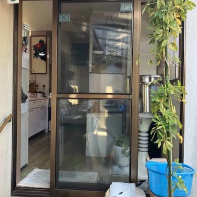 施工前:開閉の重さや鍵の不具合が気になる状態でした。の画像