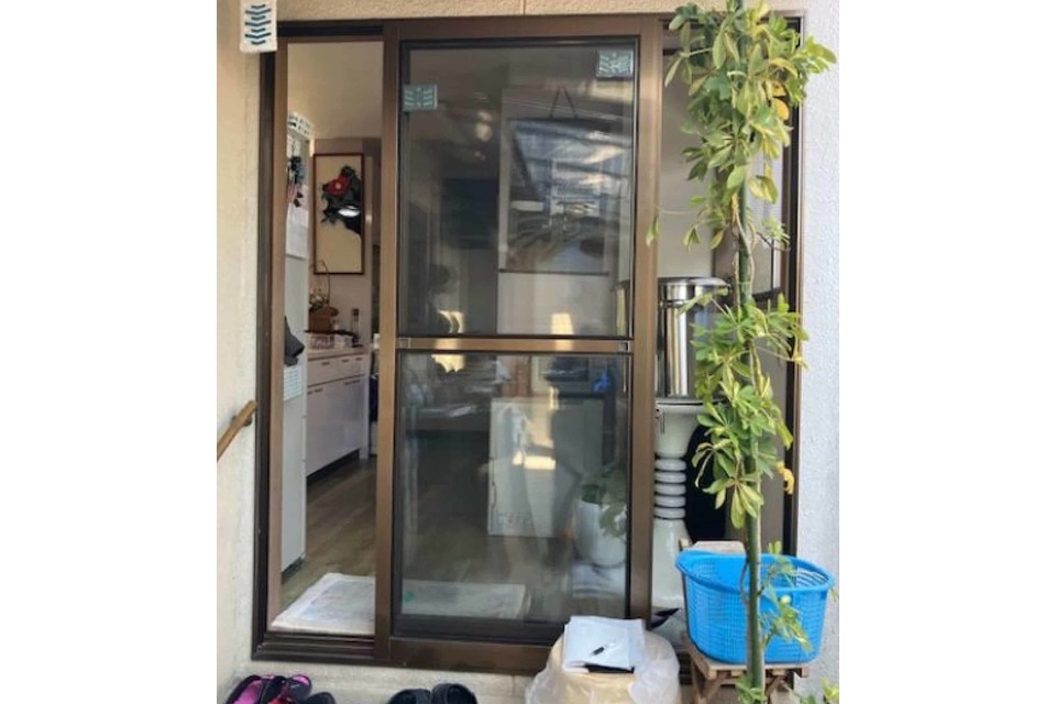 施工前:開閉の重さや鍵の不具合が気になる状態でした。の画像