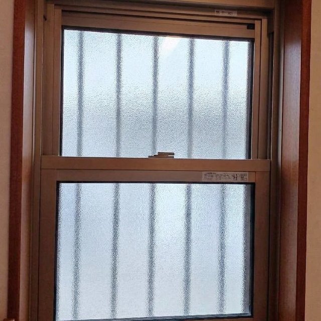 施工前:上げ下げ窓特有の使い勝手や断熱性が気になる状態でした。の画像
