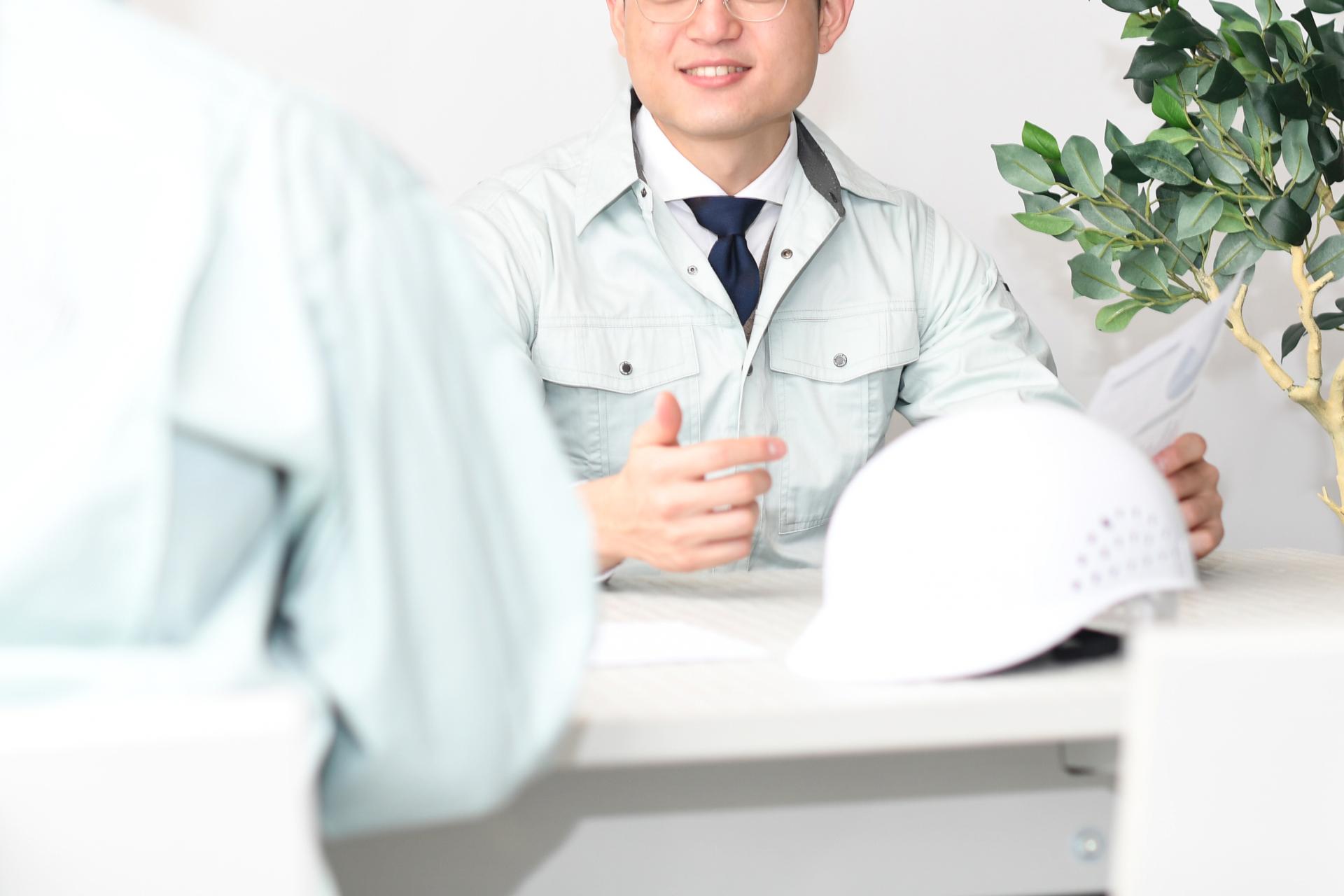ミーティングをしている作業員の画像