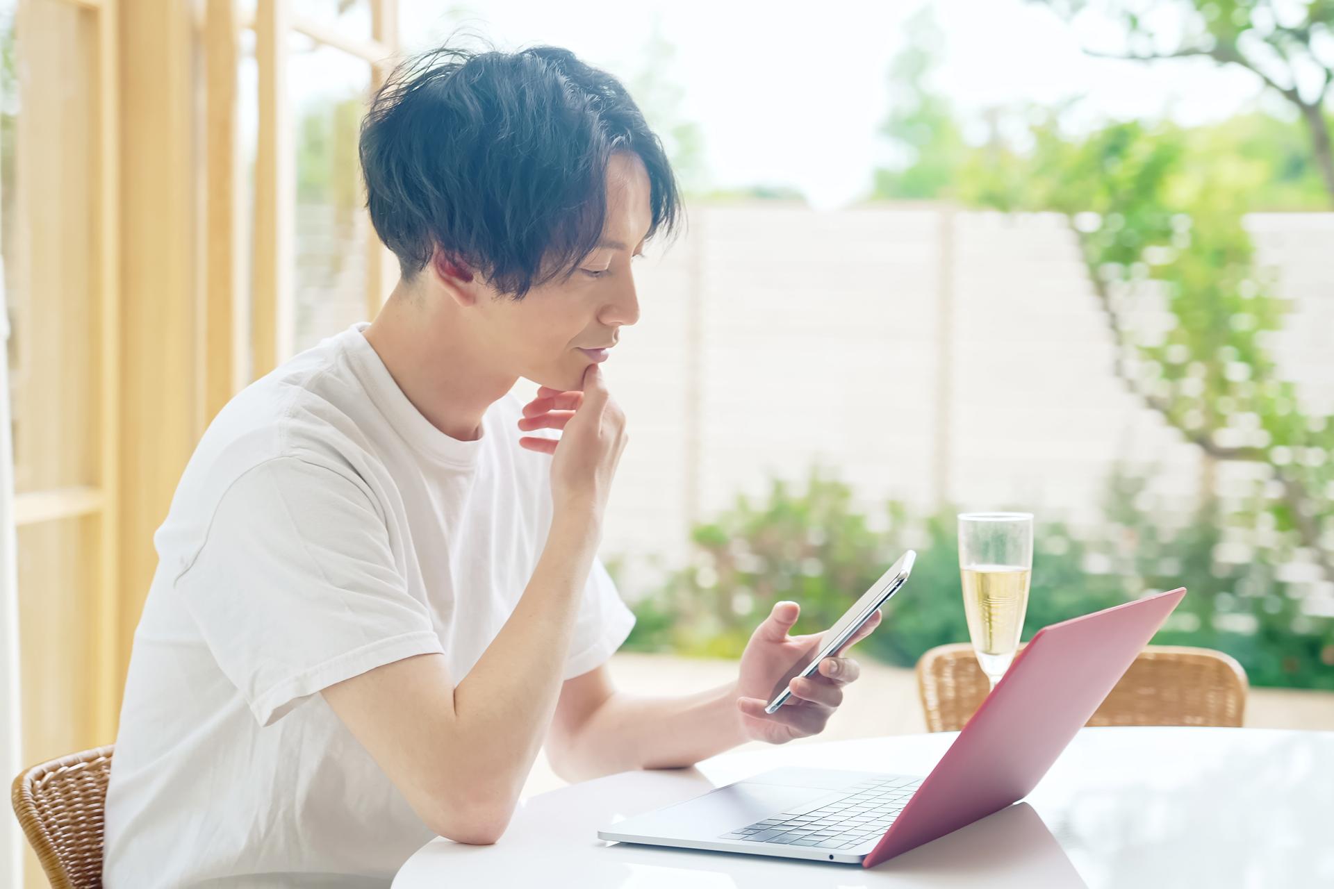 リラックスしている男性の画像